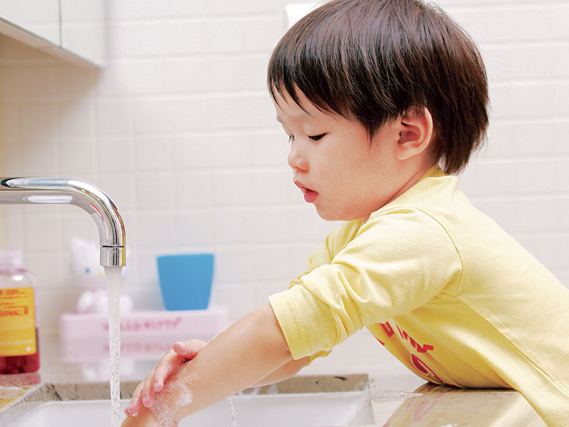 练习自己洗手的6个要点|信谊好好育儿|信谊基金会|分龄教养，父母最佳帮手